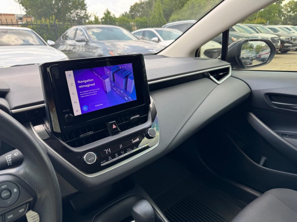 Toyota Corolla Vehicle Full-screen Gallery Image 24