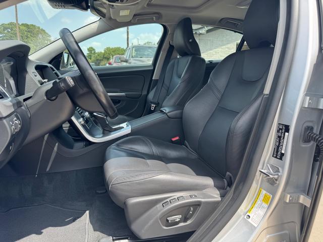 Volvo S60 Vehicle Full-screen Gallery Image 11