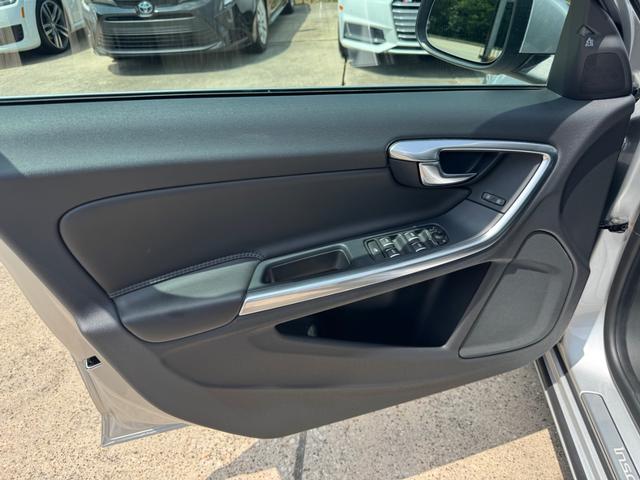 Volvo S60 Vehicle Full-screen Gallery Image 12