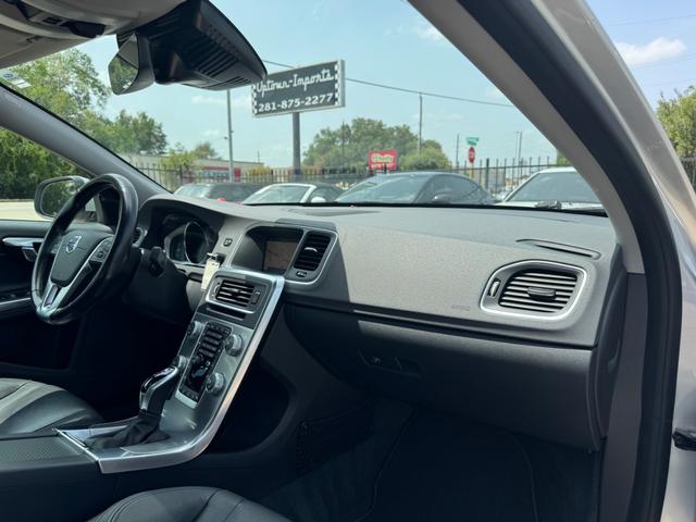 Volvo S60 Vehicle Full-screen Gallery Image 13