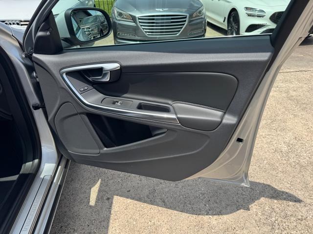 Volvo S60 Vehicle Full-screen Gallery Image 15