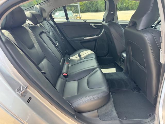 Volvo S60 Vehicle Full-screen Gallery Image 16