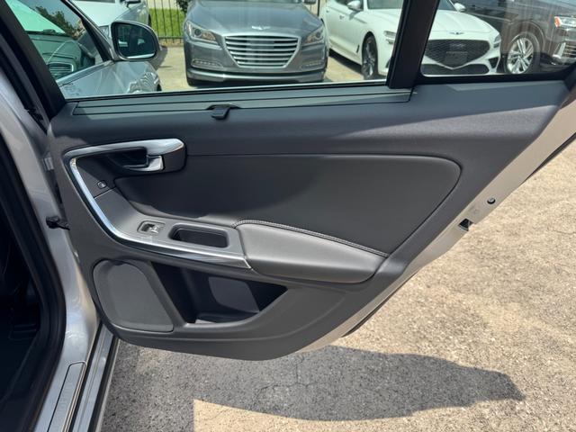 Volvo S60 Vehicle Full-screen Gallery Image 17