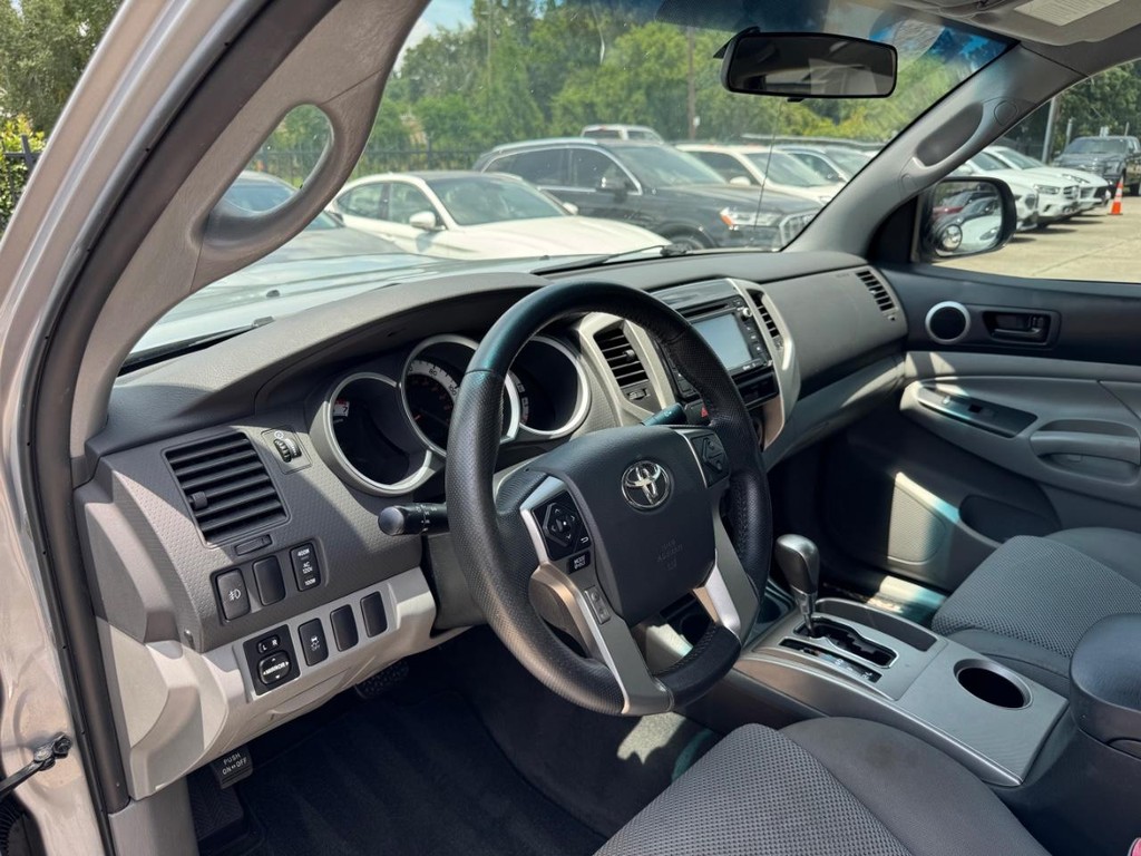 Toyota Tacoma Vehicle Full-screen Gallery Image 10