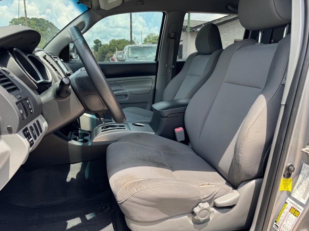 Toyota Tacoma Vehicle Full-screen Gallery Image 11