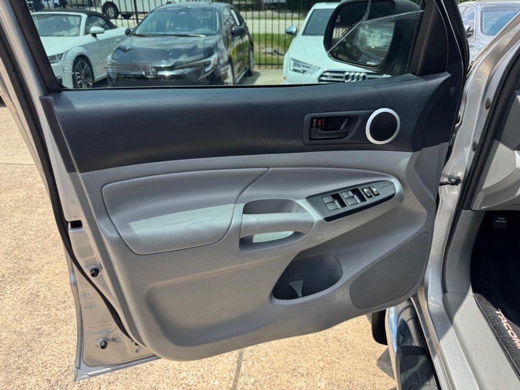 Toyota Tacoma Vehicle Full-screen Gallery Image 12