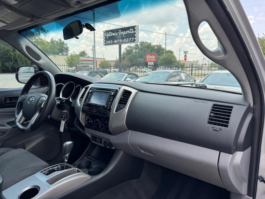 Toyota Tacoma Vehicle Full-screen Gallery Image 13