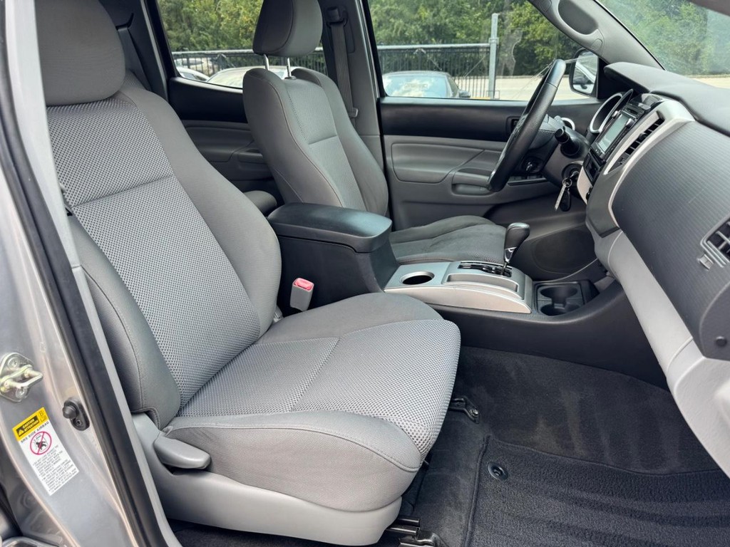Toyota Tacoma Vehicle Full-screen Gallery Image 14