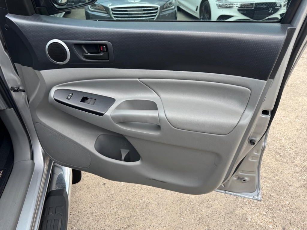 Toyota Tacoma Vehicle Full-screen Gallery Image 15