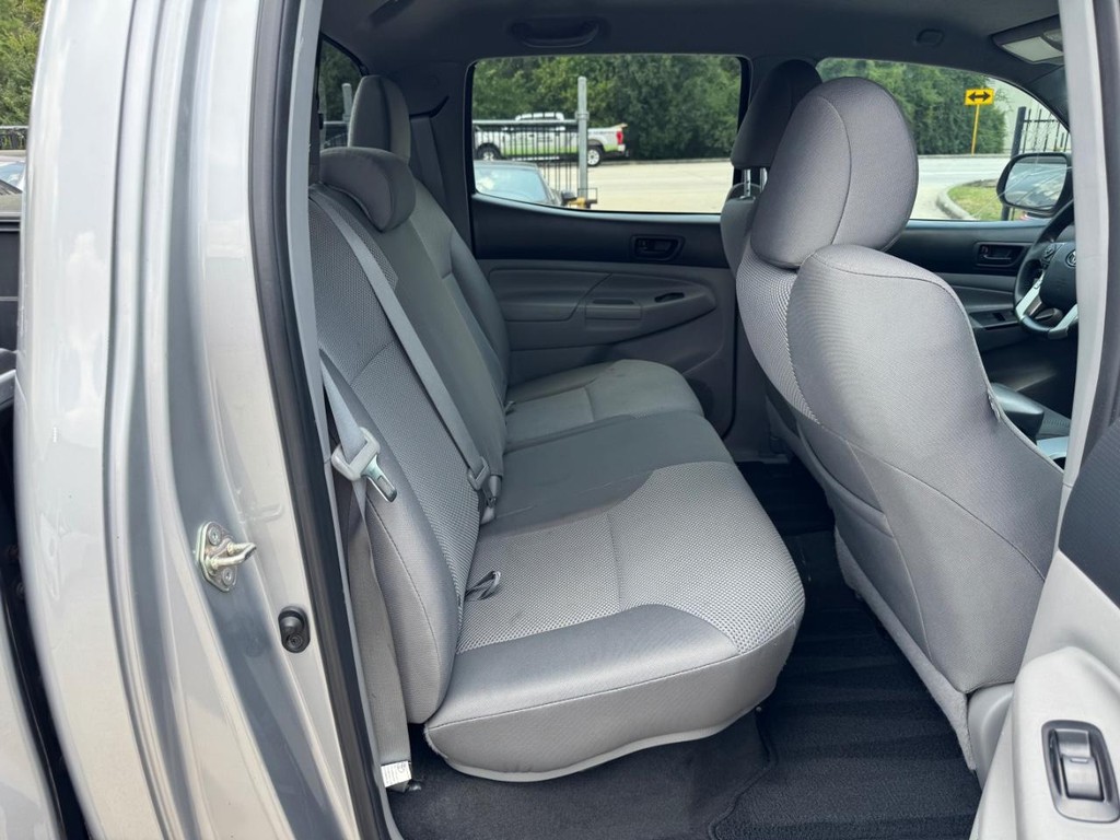 Toyota Tacoma Vehicle Full-screen Gallery Image 16
