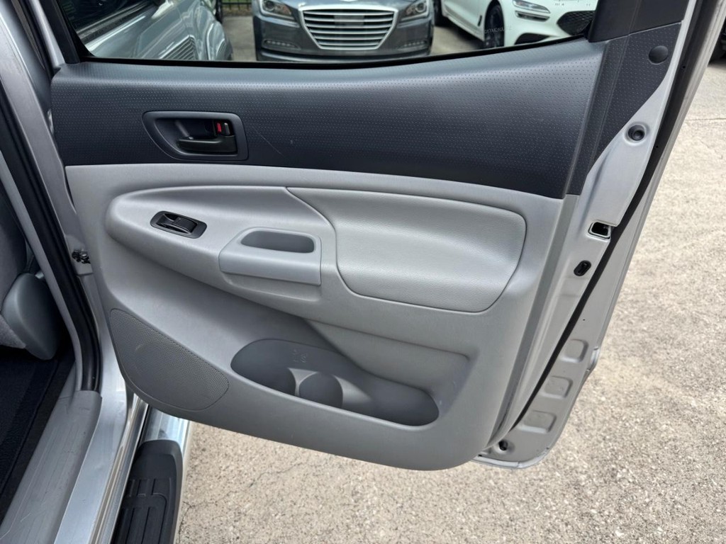 Toyota Tacoma Vehicle Full-screen Gallery Image 17