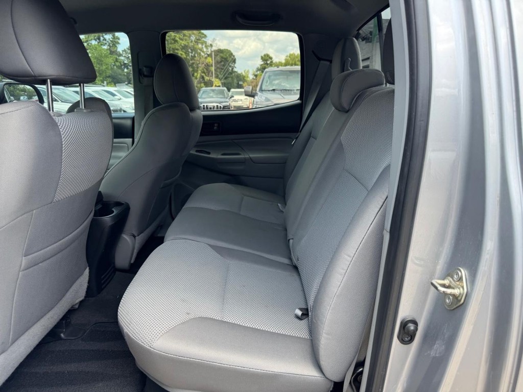 Toyota Tacoma Vehicle Full-screen Gallery Image 18