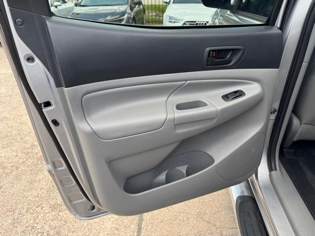 Toyota Tacoma Vehicle Full-screen Gallery Image 19