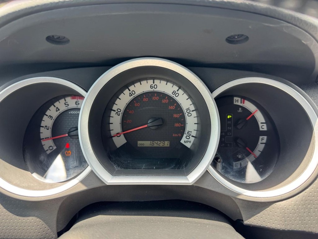 Toyota Tacoma Vehicle Full-screen Gallery Image 21