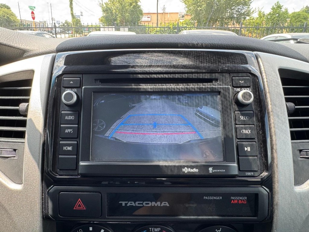 Toyota Tacoma Vehicle Full-screen Gallery Image 23
