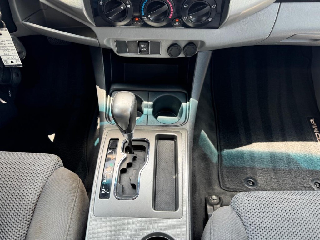 Toyota Tacoma Vehicle Full-screen Gallery Image 24