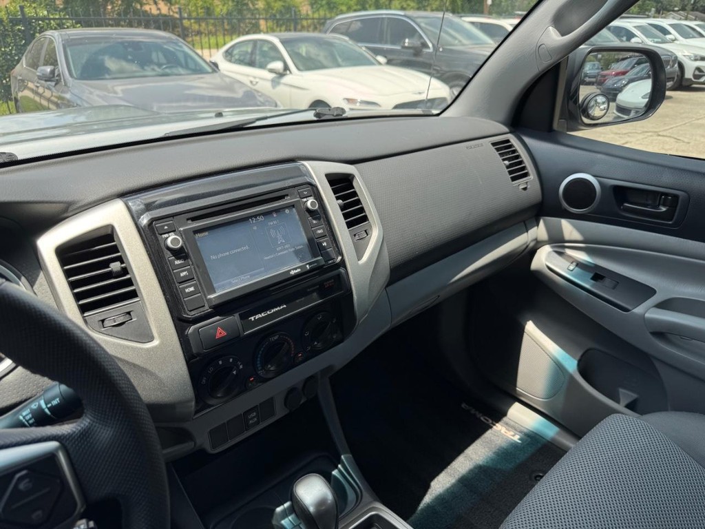 Toyota Tacoma Vehicle Full-screen Gallery Image 25
