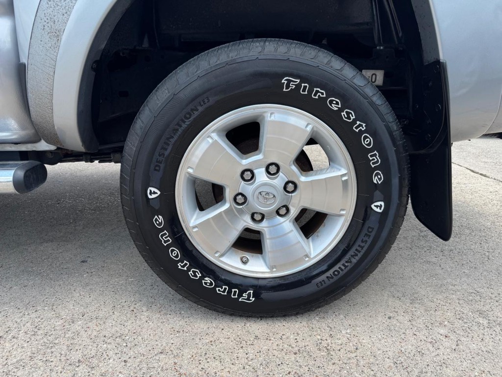Toyota Tacoma Vehicle Full-screen Gallery Image 26