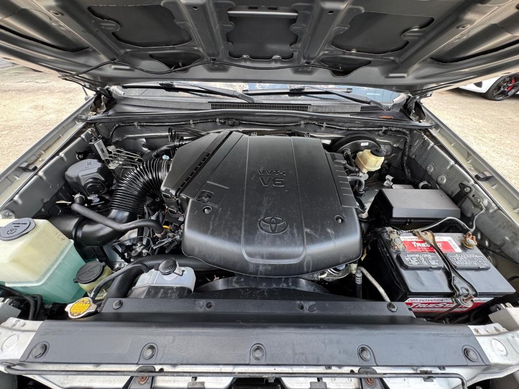 Toyota Tacoma Vehicle Full-screen Gallery Image 27