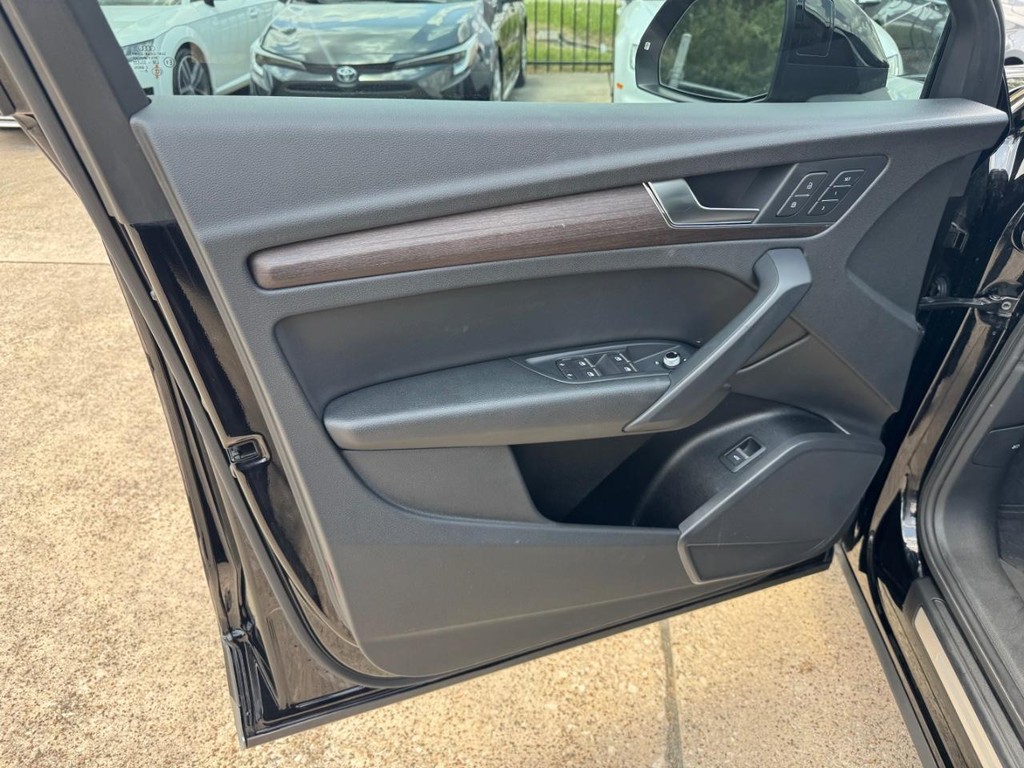 Audi Q5 Vehicle Full-screen Gallery Image 12