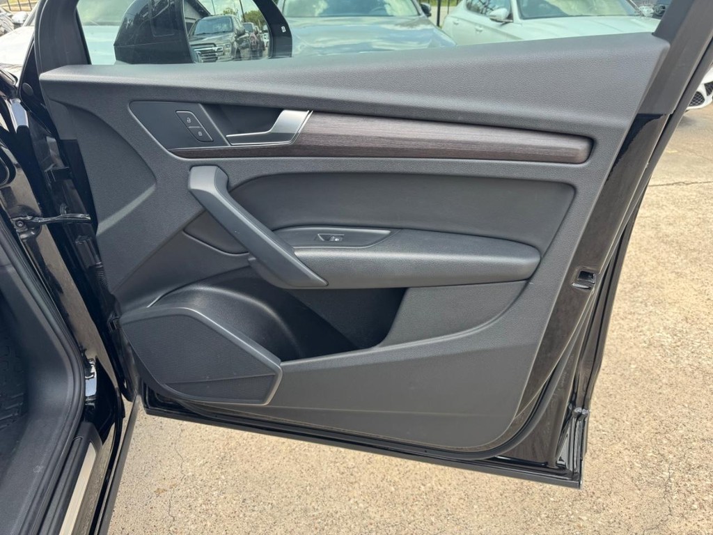 Audi Q5 Vehicle Full-screen Gallery Image 15