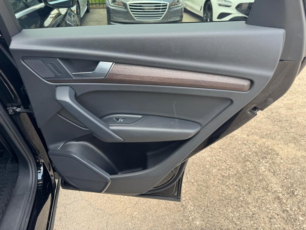 Audi Q5 Vehicle Full-screen Gallery Image 17