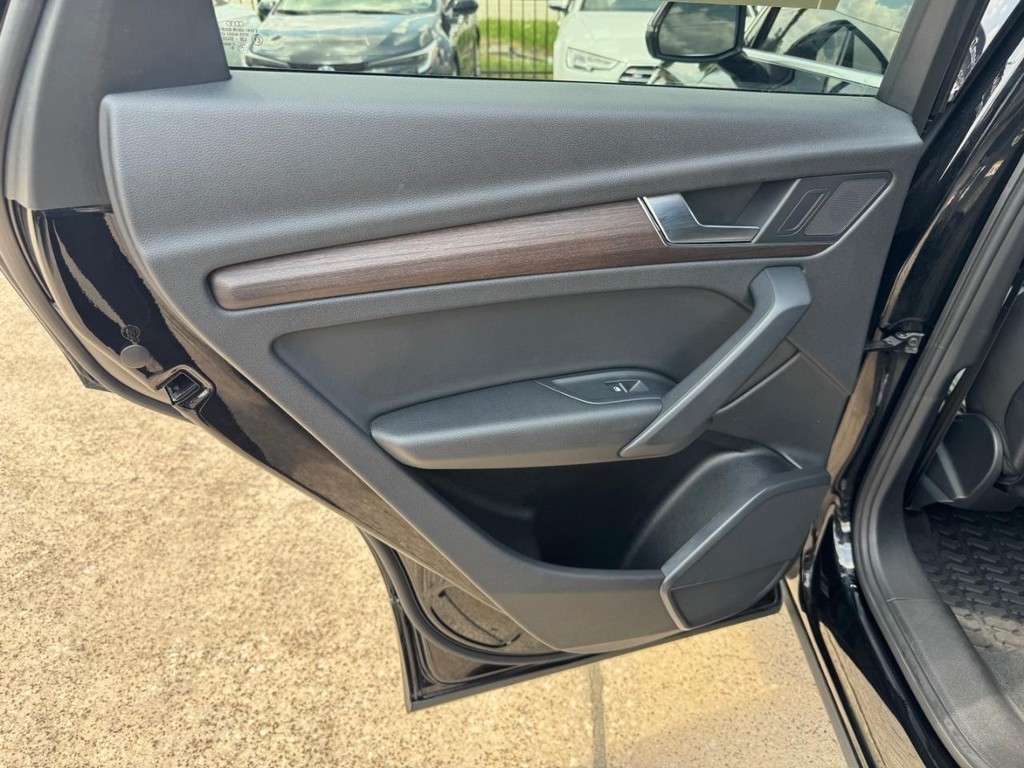 Audi Q5 Vehicle Full-screen Gallery Image 19