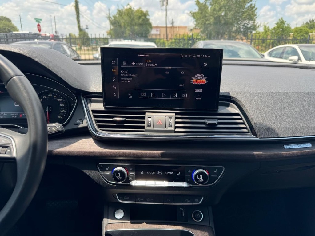 Audi Q5 Vehicle Full-screen Gallery Image 22