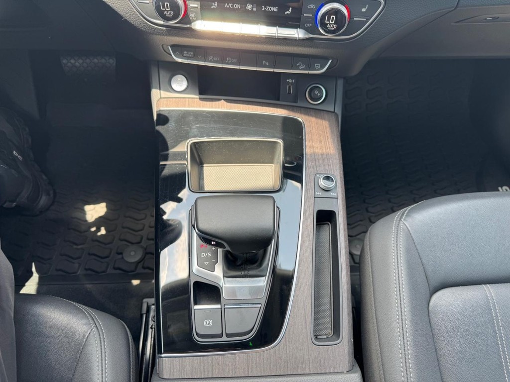 Audi Q5 Vehicle Full-screen Gallery Image 24