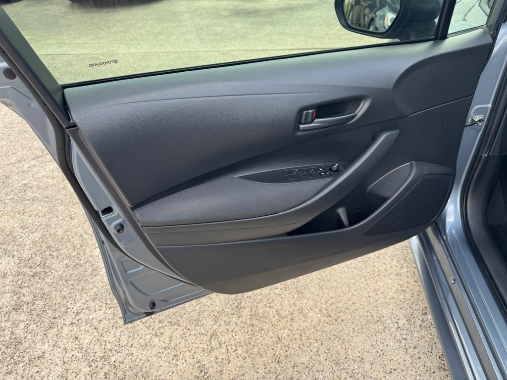 Toyota Corolla Vehicle Full-screen Gallery Image 12