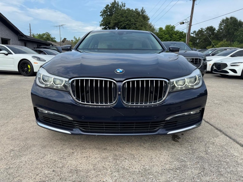 BMW 740i Vehicle Full-screen Gallery Image 02