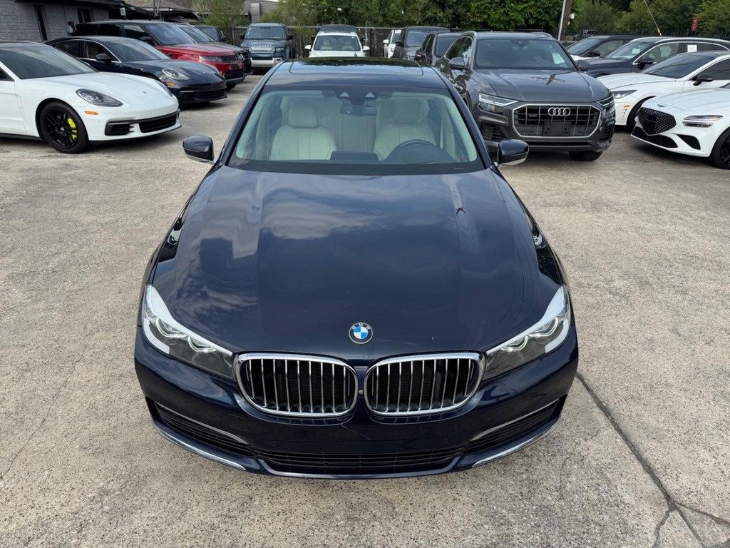 BMW 740i Vehicle Full-screen Gallery Image 03