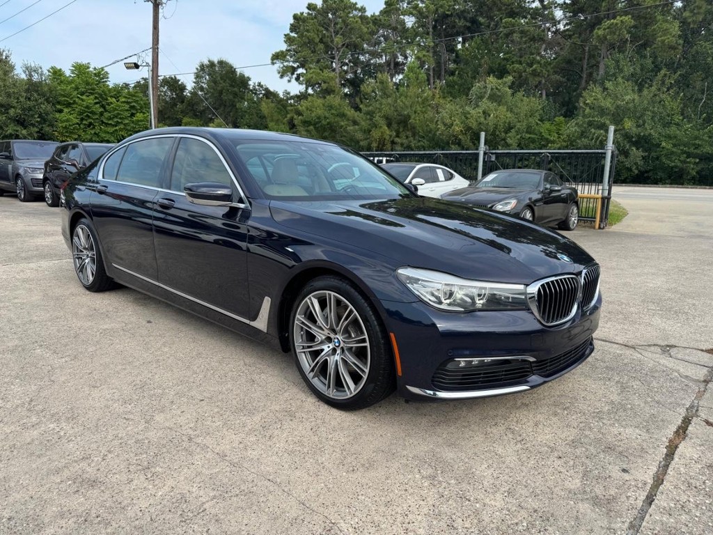 BMW 740i Vehicle Full-screen Gallery Image 04