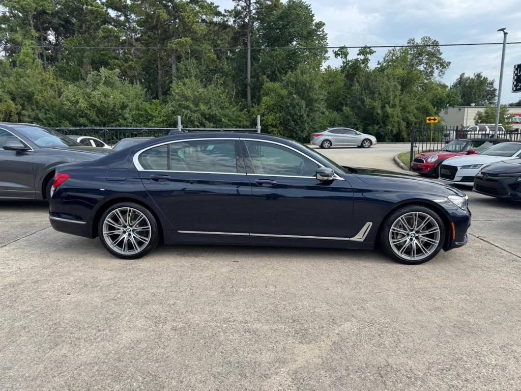 BMW 740i Vehicle Full-screen Gallery Image 05