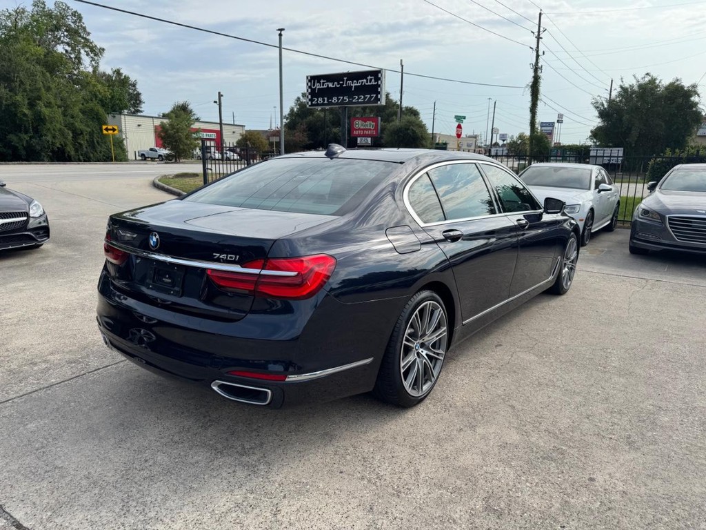 BMW 740i Vehicle Full-screen Gallery Image 06