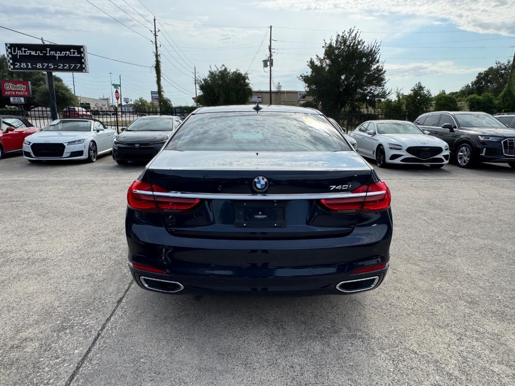 BMW 740i Vehicle Full-screen Gallery Image 07