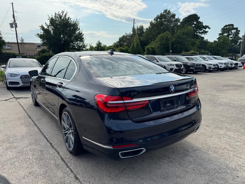 BMW 740i Vehicle Full-screen Gallery Image 08