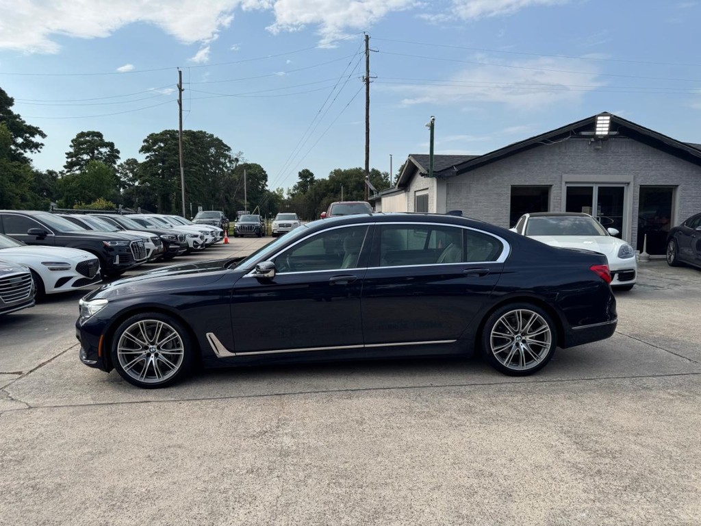 BMW 740i Vehicle Full-screen Gallery Image 09