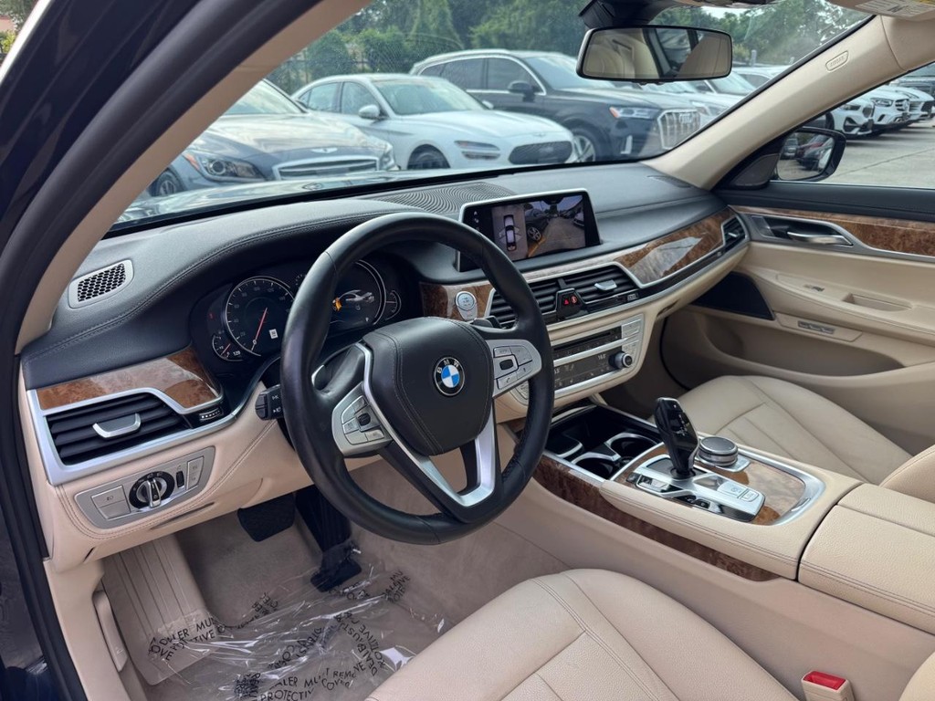 BMW 740i Vehicle Full-screen Gallery Image 10