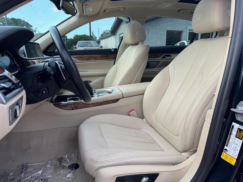 BMW 740i Vehicle Full-screen Gallery Image 11