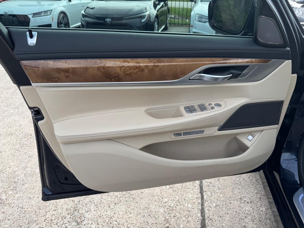 BMW 740i Vehicle Full-screen Gallery Image 12