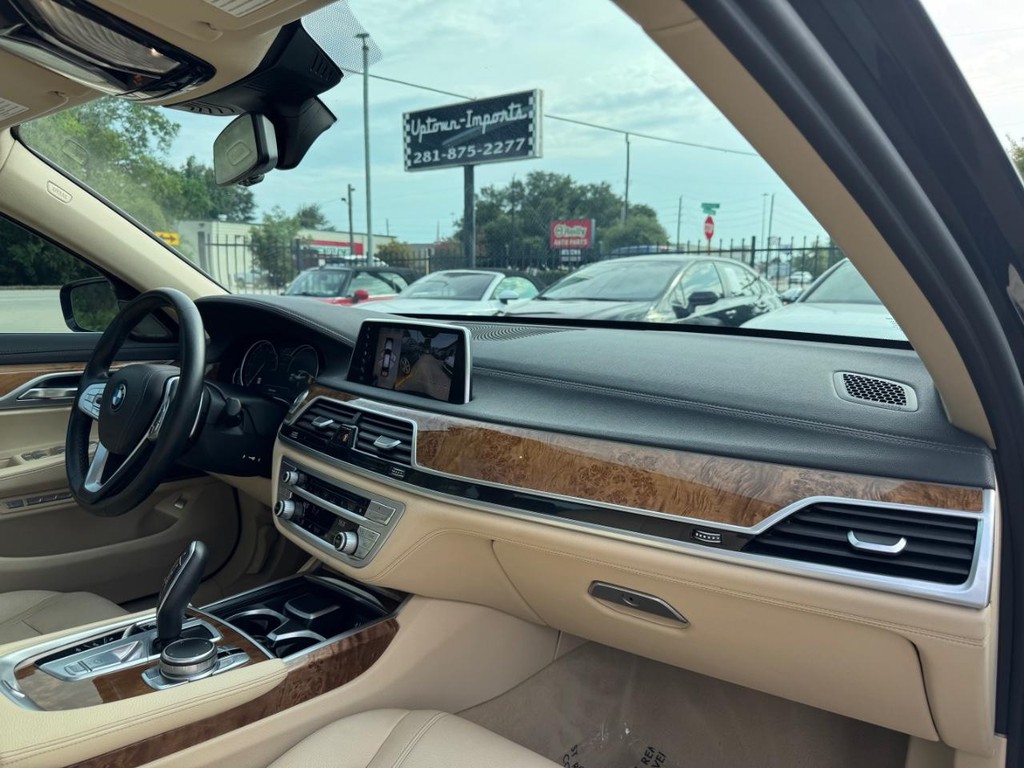 BMW 740i Vehicle Full-screen Gallery Image 13