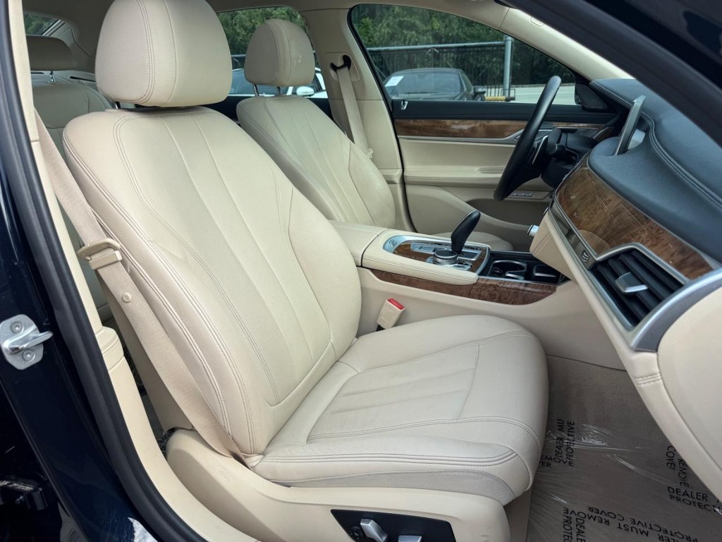 BMW 740i Vehicle Full-screen Gallery Image 14
