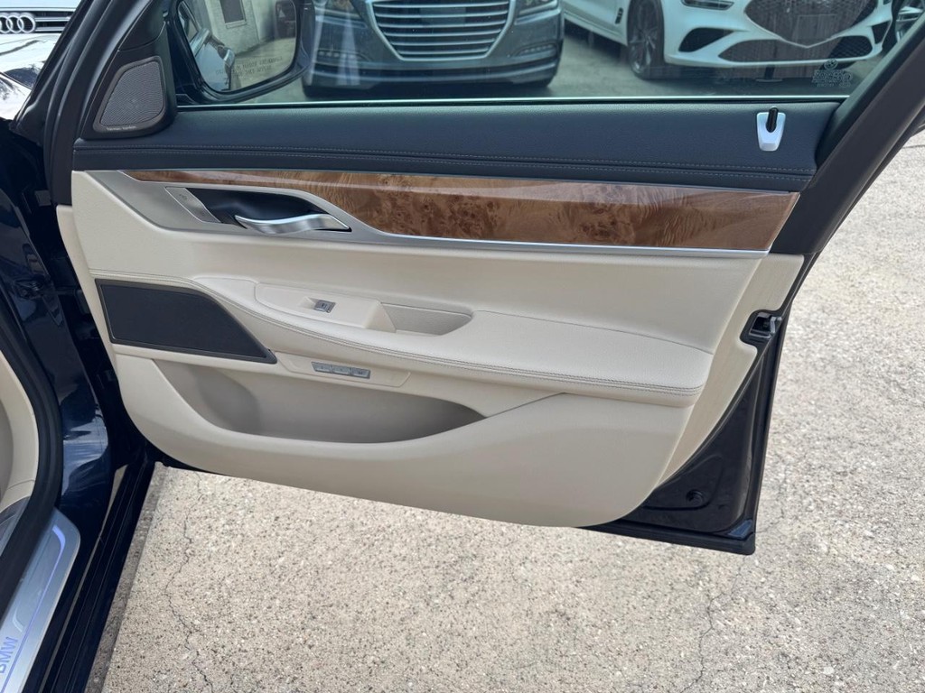 BMW 740i Vehicle Full-screen Gallery Image 15