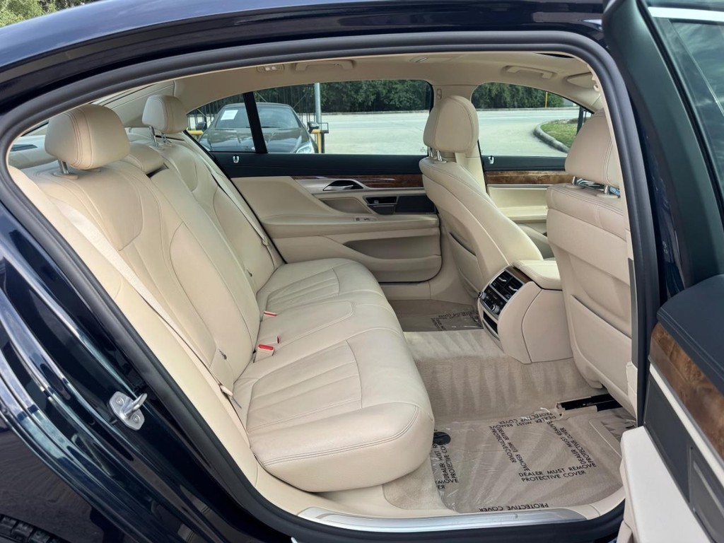 BMW 740i Vehicle Full-screen Gallery Image 16