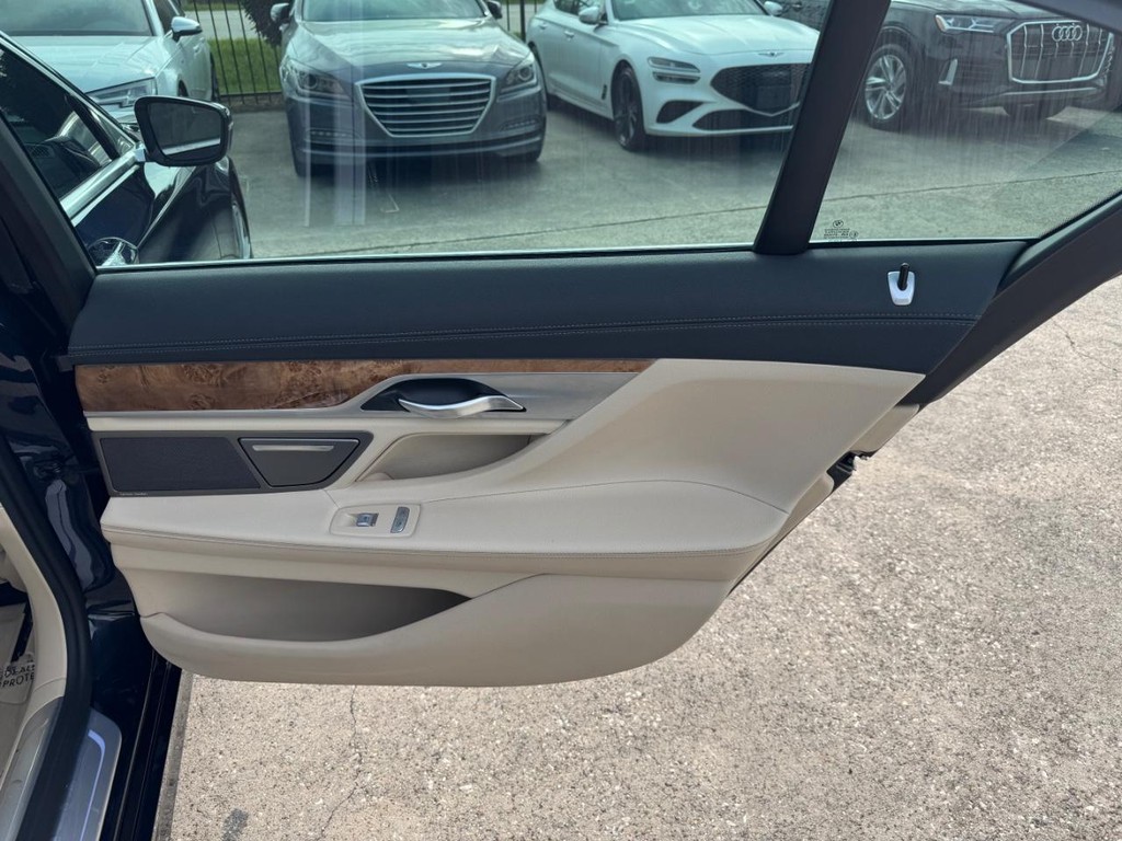 BMW 740i Vehicle Full-screen Gallery Image 17