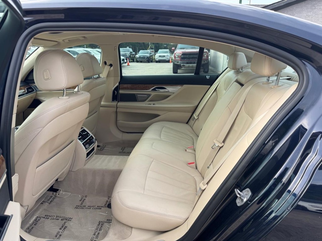 BMW 740i Vehicle Full-screen Gallery Image 18