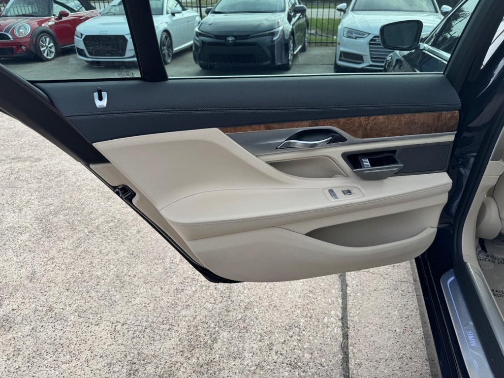 BMW 740i Vehicle Full-screen Gallery Image 19