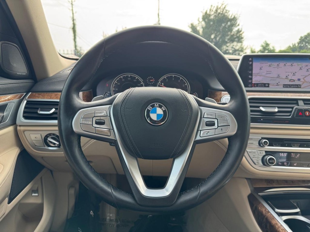 BMW 740i Vehicle Full-screen Gallery Image 20
