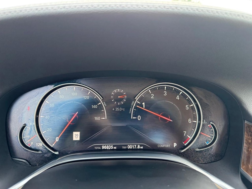 BMW 740i Vehicle Full-screen Gallery Image 21